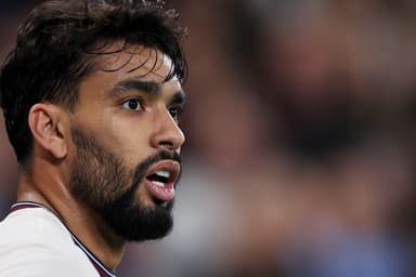 Lucas Paquetá com expressão de espanto durante jogo do West Ham