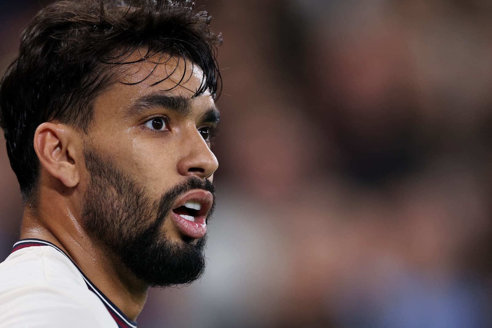 Lucas Paquetá com expressão de espanto durante jogo do West Ham