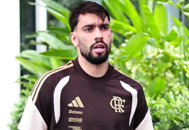 Lucas Paquetá no embarque do Flamengo para Brasília
