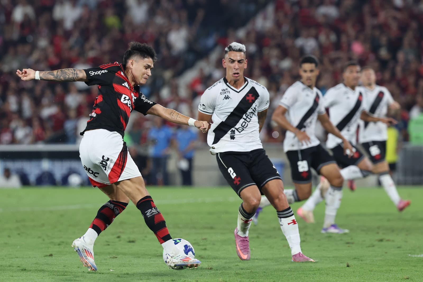 Luiz Araújo, do Flamengo, chuta a bola durante a partida entre Flamengo e Vasco da Gama como parte do Brasileirao 2025 no Estádio do Maracanã em 21 de setembro de 2025 no Rio de Janeiro, Brasil.