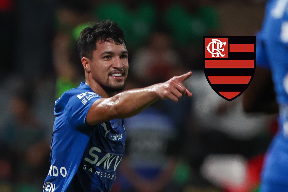 Marcos Leonardo durante partida pelo Al-Hilal apontando para o escudo do Flamengo