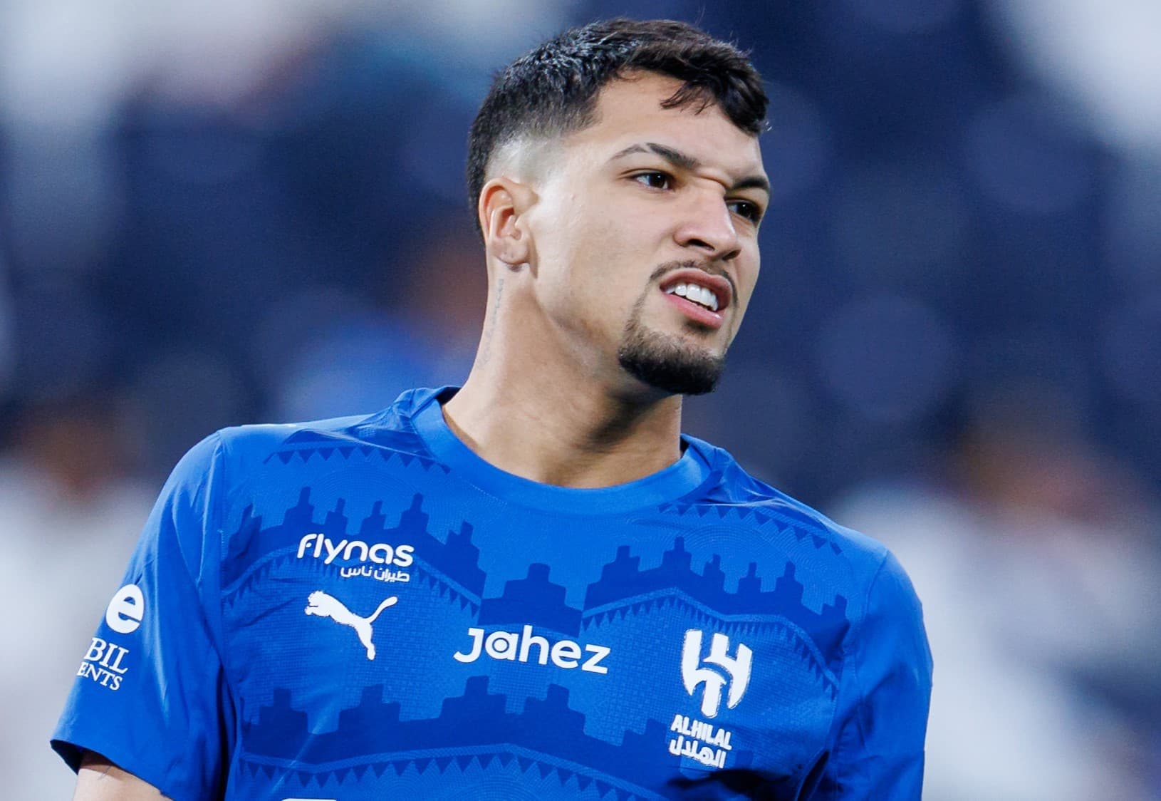 Marcos Leonardo com expressão de lamentação após perder chance