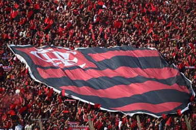 Torcedores do Flamengo agitam bandeirão com escudo do clube durante final da Libertadores