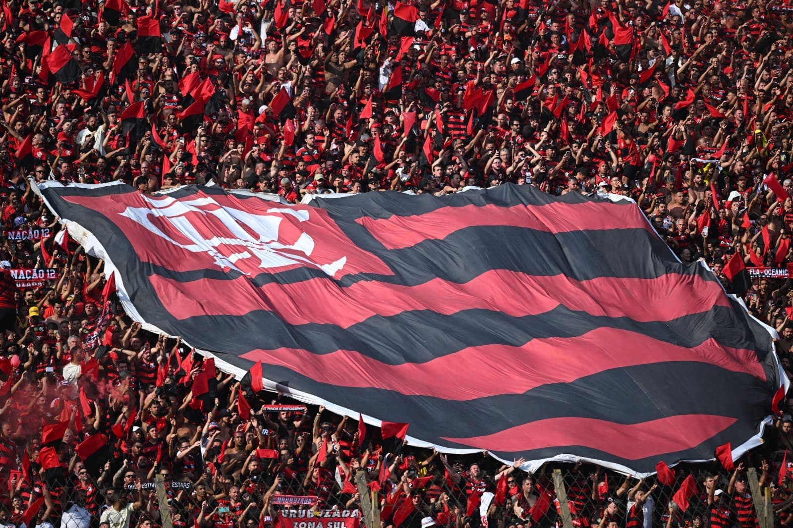 Torcedores do Flamengo agitam bandeirão com escudo do clube durante final da Libertadores