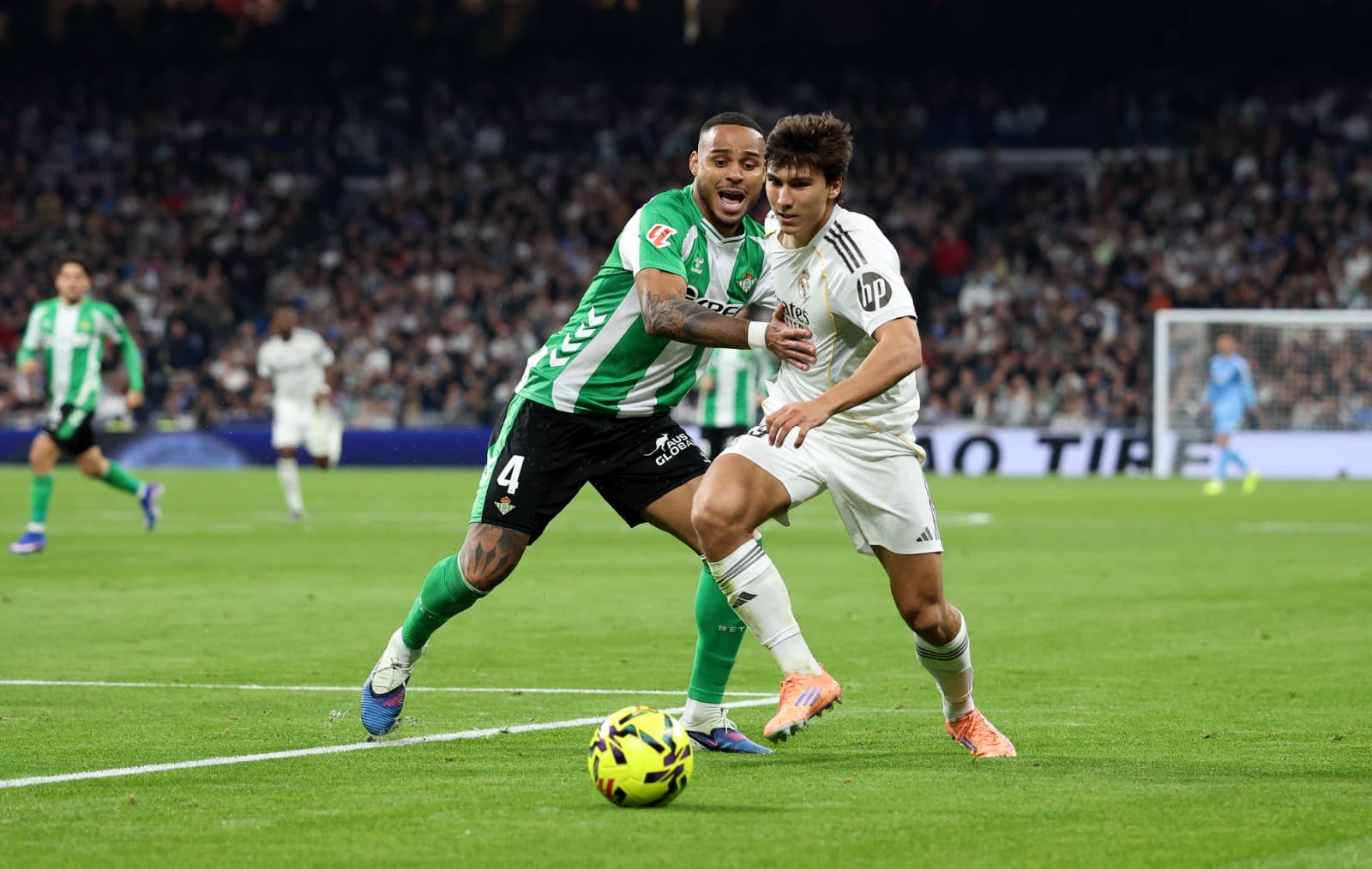 Natan, do Real Betis, e Gonzalo Garcia, do Real Madrid, disputam a posse de bola durante a partida da LaLiga EA Sports entre Real Madrid CF e Real Betis Balompie, no Estádio Santiago Bernabéu, em 4 de janeiro de 2026, em Madrid, Espanha.