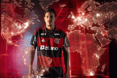 Pedro posa com a nova camisa do Flamengo para 2026