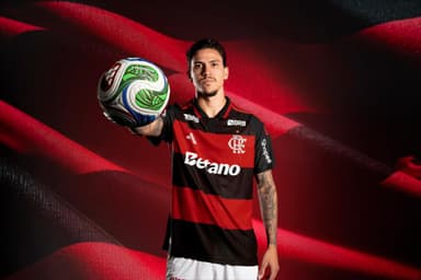Pedro posa com a nova camisa do Flamengo para 2026