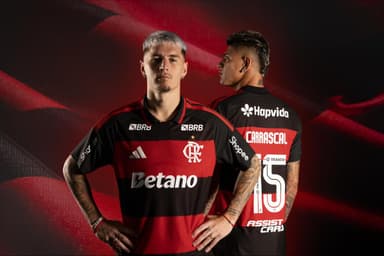Carrascal e Varela posam com a nova camisa do Flamengo para 2026