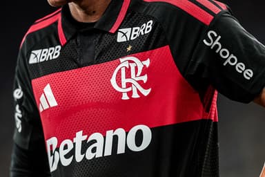 Nova camisa do Flamengo para 2026 de frente, com patrocínios de Betano, Shoppe e BRB