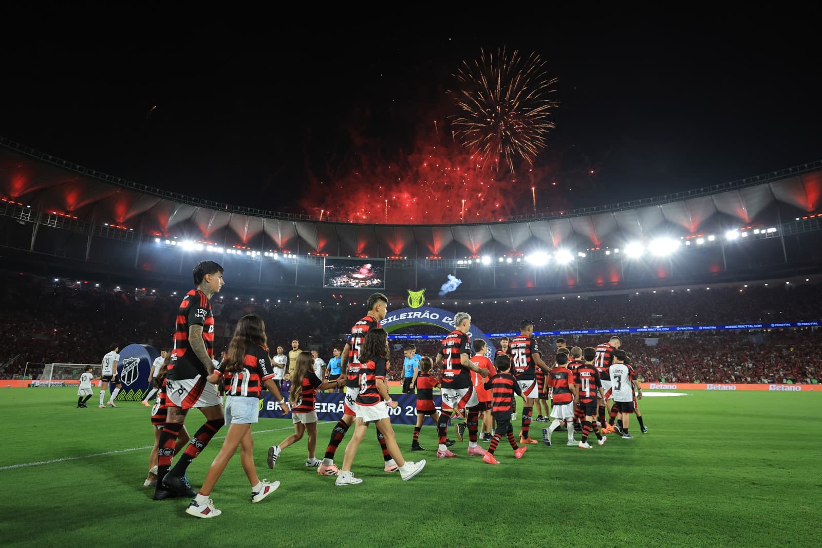 Jogadores do Flamengo entram em campo no Maracanã lotado