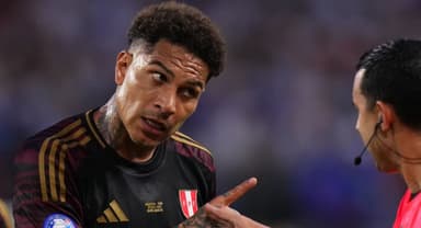 Paolo Guerrero, ex-Flamengo, em ação pelo Peru