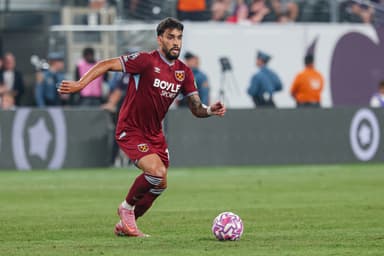 Lucas Paquetá, do West Ham United, em ação contra o Manchester United durante uma partida da Premier League Summer Series no MetLife Stadium, em 26 de julho de 2025, em East Rutherford, Nova Jersey.