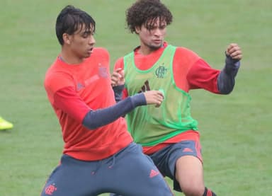 Paquetá e Arão em treino do Flamengo em 2016