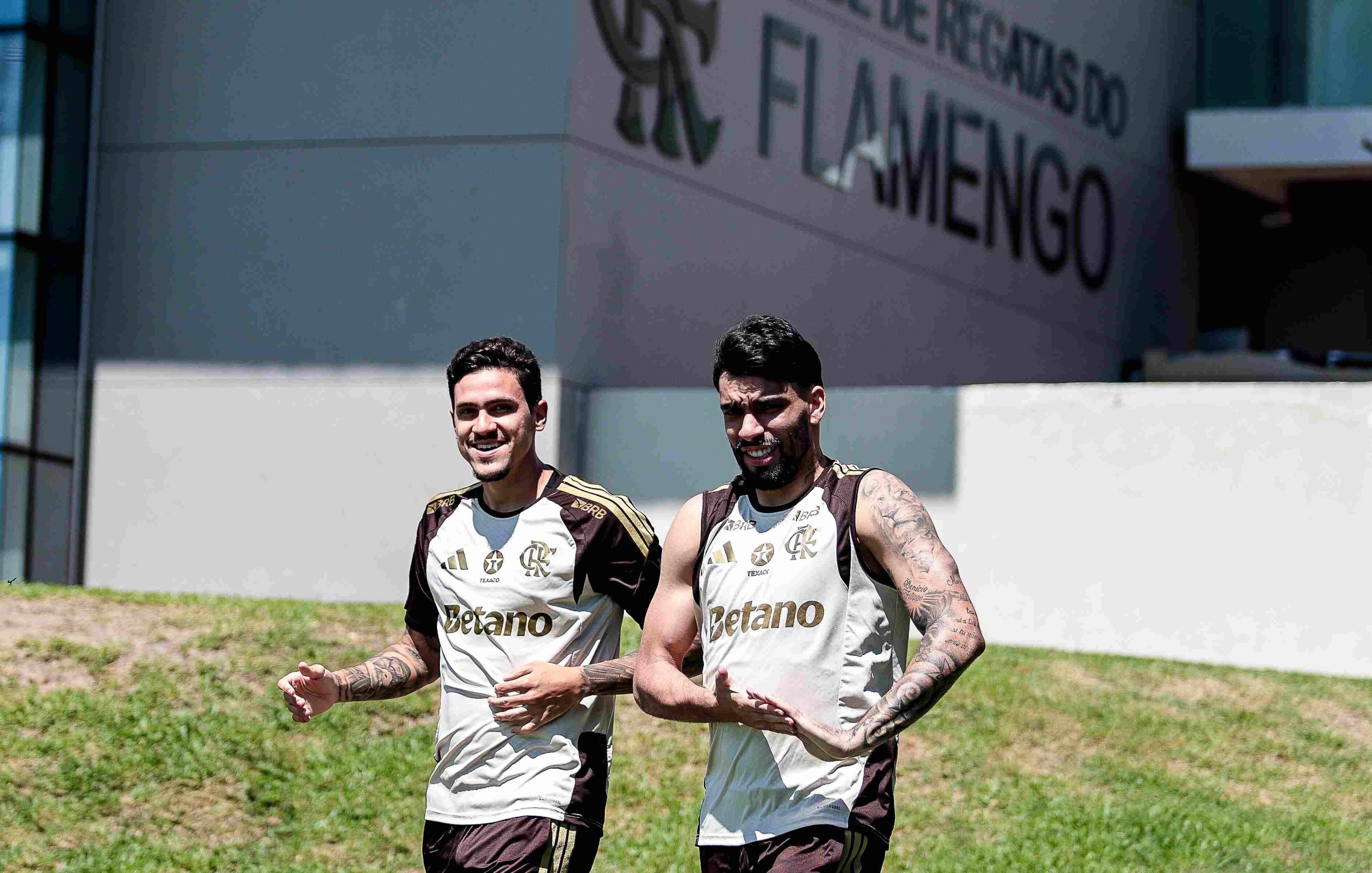 Pedro e Paquetá em treino do Flamengo