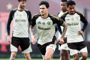 Pedro pode ser novidade na escalação do Flamengo contra o Fluminense