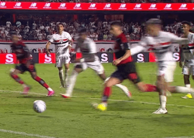 Alan Franco toca a perna de Arrascaeta com a pena esquerda antes de finalização