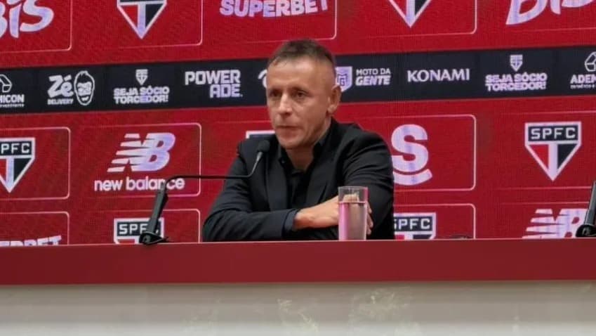 Rafinha é apresentado pelo São Paulo no Morumbi