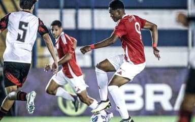Raykkonen em campo pelo Internacional, contra o Flamengo, na base