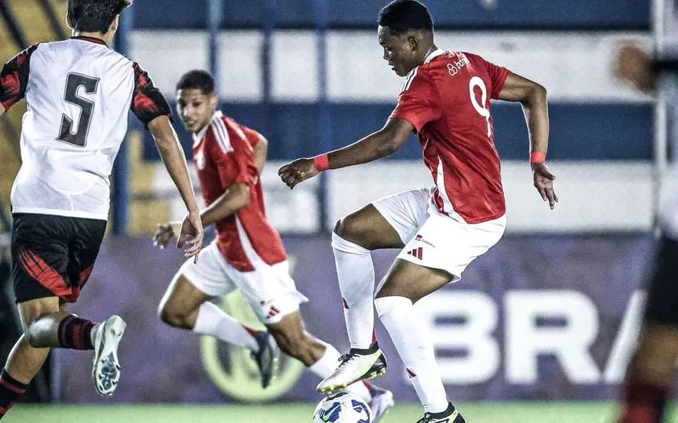 Raykkonen em campo pelo Internacional, contra o Flamengo, na base