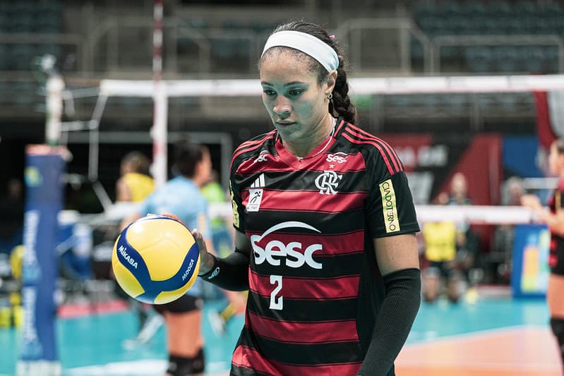 Simone Lee se prepara para sacar