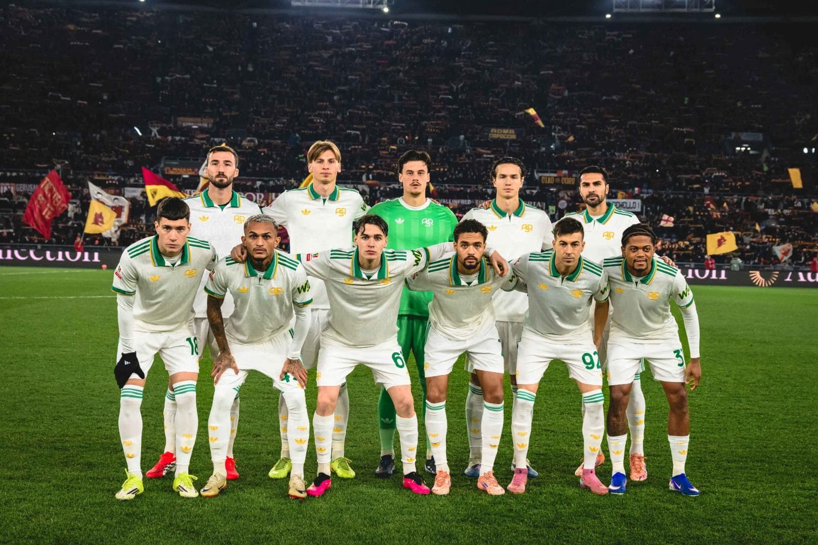 Wesley e o time da Roma perfilado