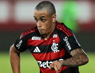 Ryan Roberto em jogada contra o Bangu, na estreia como profissional