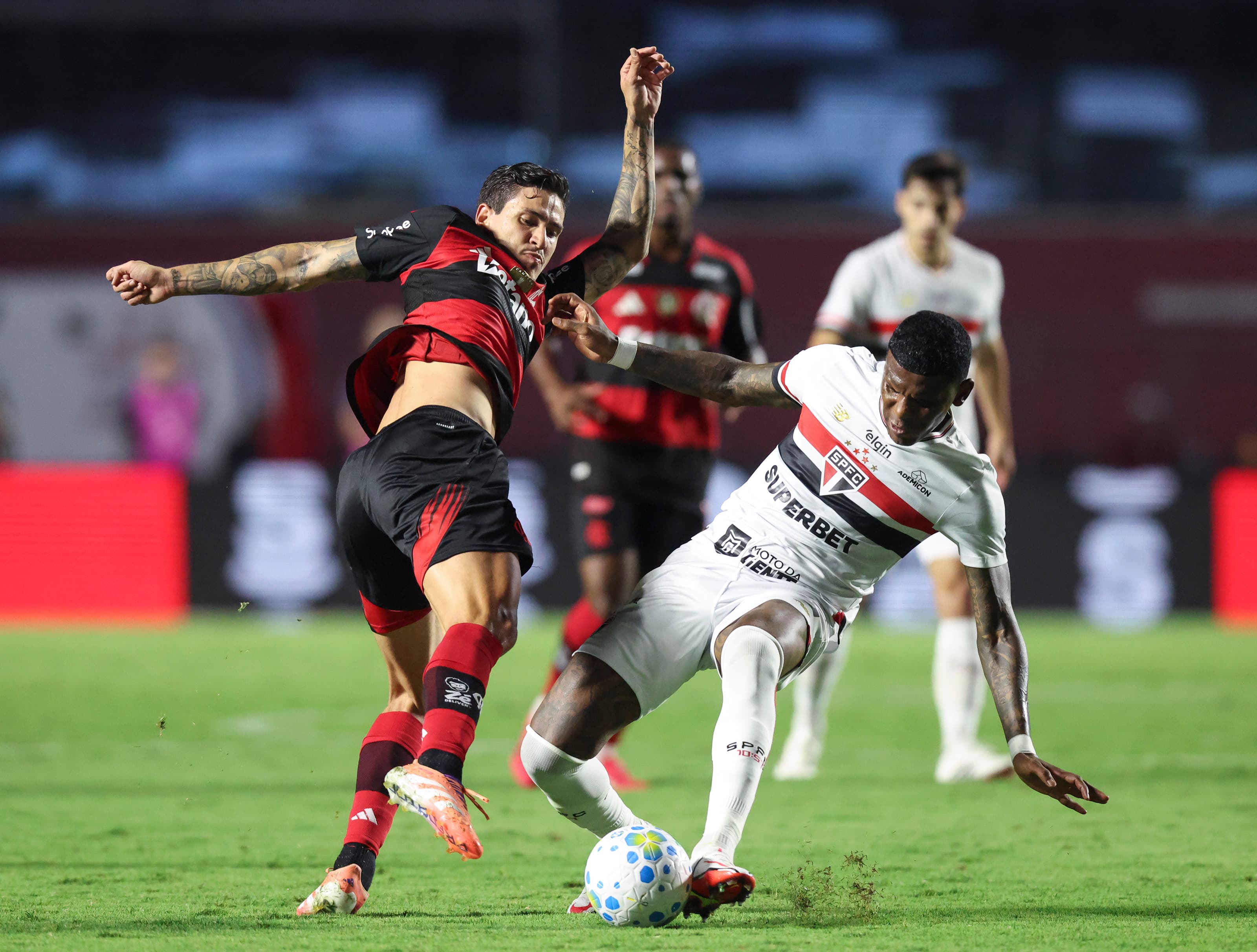 Pedro disputa bola com jogador do São Paulo em partida do Brasileirão