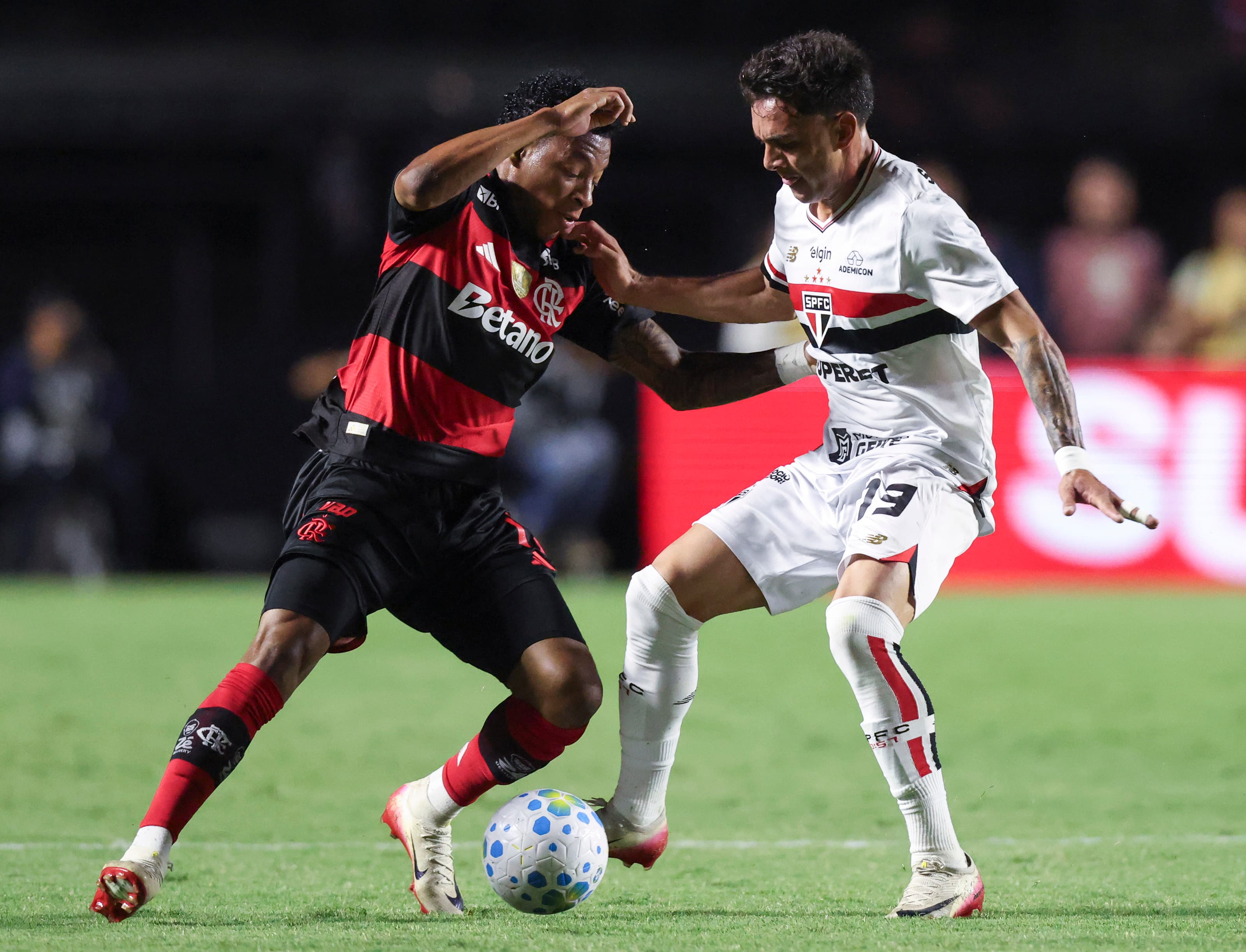 Plata tenta drible em jogador do São Paulo durante duelo no Brasileirão