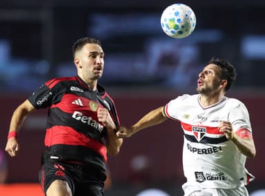 Léo Ortiz e Calleri disputam bola no São Paulo x Flamengo pelo Brasileirão