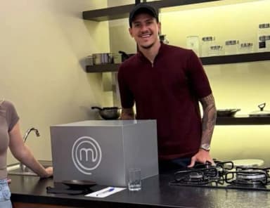 Pedro, do Flamengo, na bancada do MasterChef Brasil