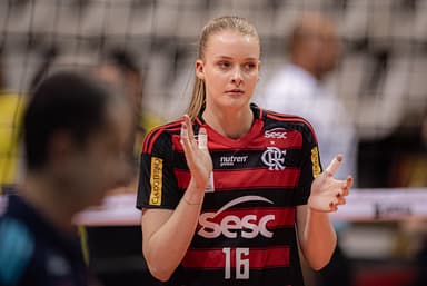 Masa Kirov bate palma durante jogo do Sesc Flamengo