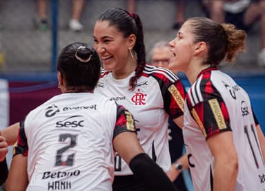 Tainara sorri em ponto do Sesc Flamengo