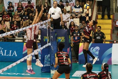 Tainara ataca bola na saída de rede em Sesc Flamengo x  Barueri no Tijuca Tênis Clube