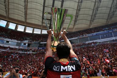 Rodrigo Caio ergue a taça da Supercopa para a torcida do Flamengo no Mané Garrincha