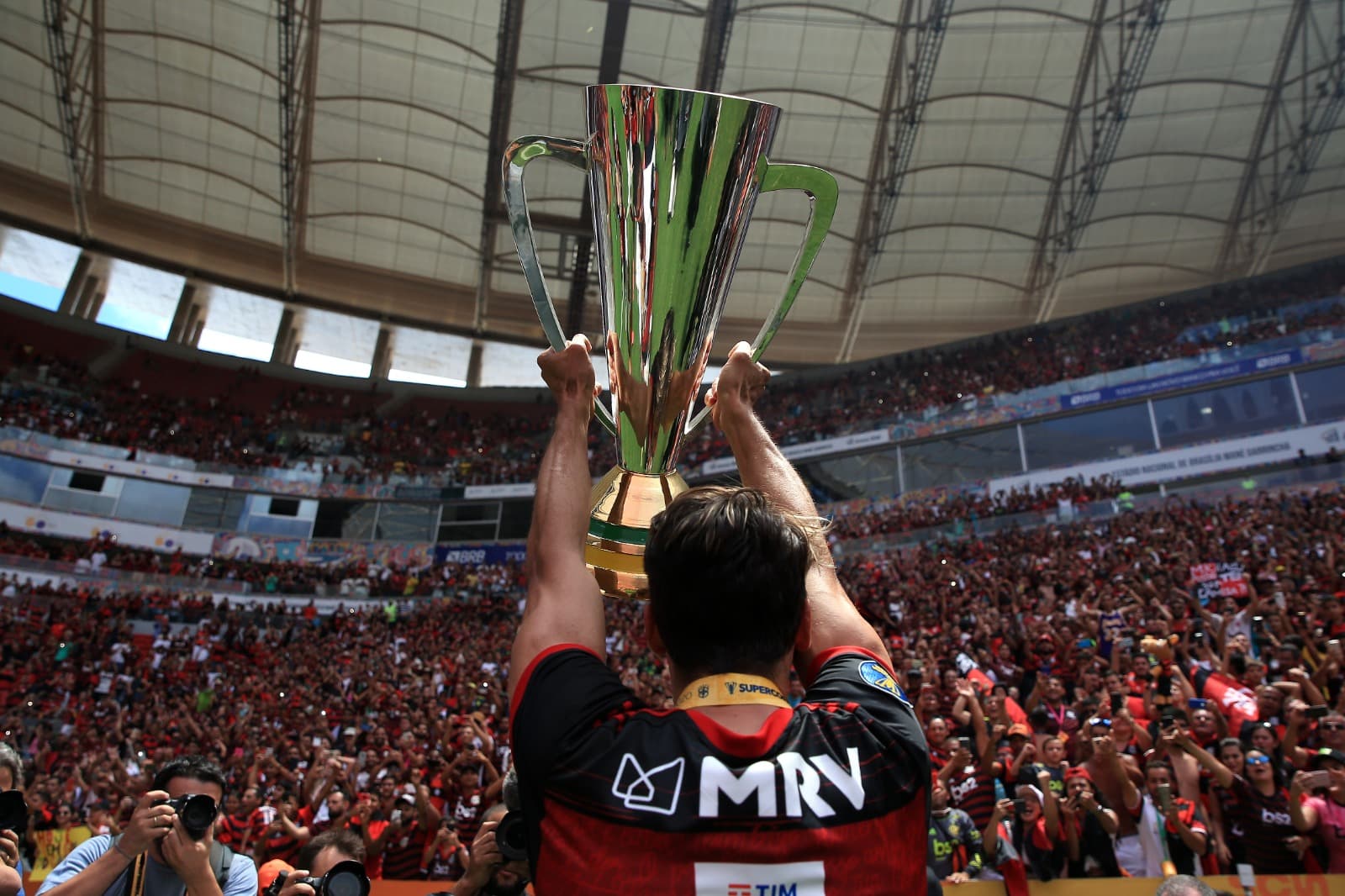 Rodrigo Caio ergue a taça da Supercopa para a torcida do Flamengo no Mané Garrincha