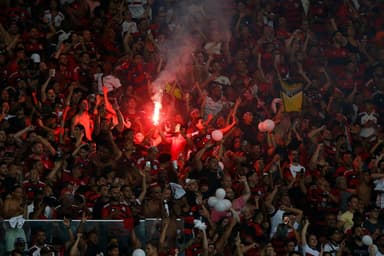 Torcedores do Flamengo acendem sinalizadores durante a partida entre Flamengo e Vasco da Gama como parte do Brasileirão 2023, no Estádio do Maracanã, em 22 de outubro de 2023, no Rio de Janeiro, Brasil.