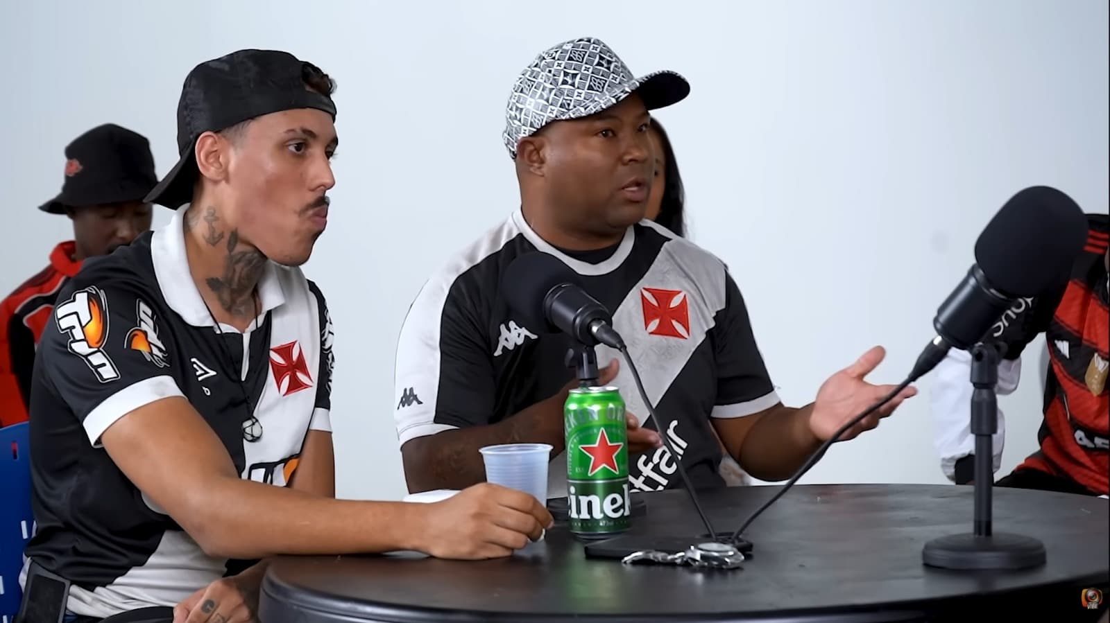 Vascaíno tomando invertida de flamenguista