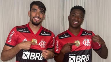 Vini e Paquetá com o Manto Sagrado