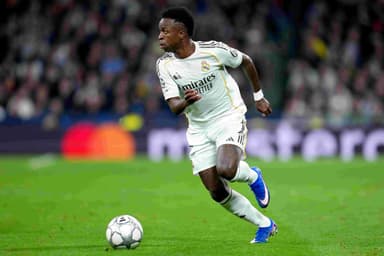 Vinicius Junior, do Real Madrid, corre com a bola durante a partida da 7ª rodada da fase de grupos da Liga dos Campeões da UEFA 2025/26 entre Real Madrid C.F. e AS Monaco, no Estádio Santiago Bernabéu, em 20 de janeiro de 2026, em Madri, Espanha.