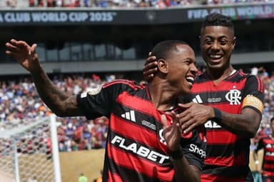 Wallace Yan e Bruno Henrique comemoram gol pelo Flamengo
