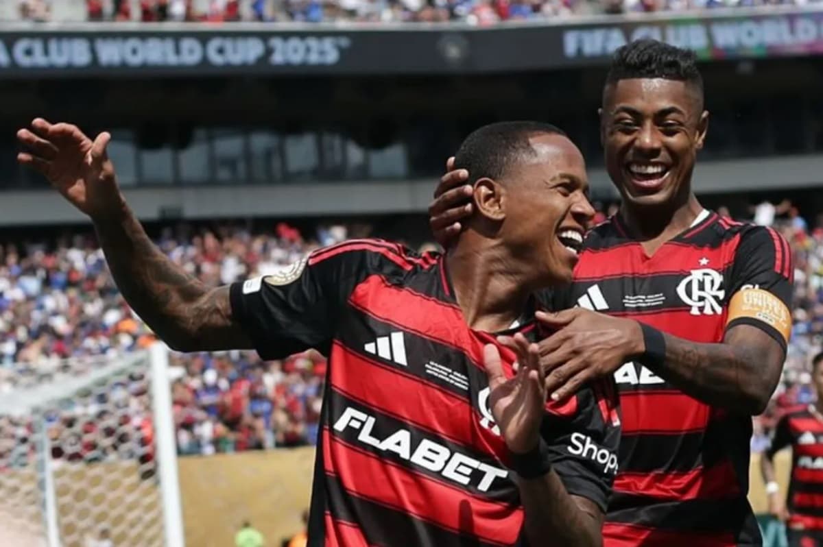 Wallace Yan e Bruno Henrique comemoram gol pelo Flamengo