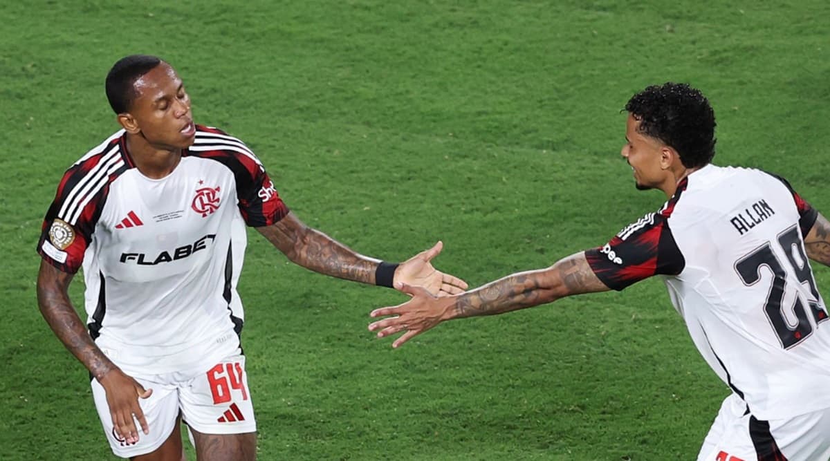 Wallace Yan, do Flamengo, comemora gol com Allan