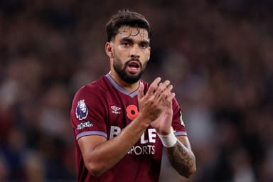 Lucas Paquetá aplaude em campo pelo West Ham