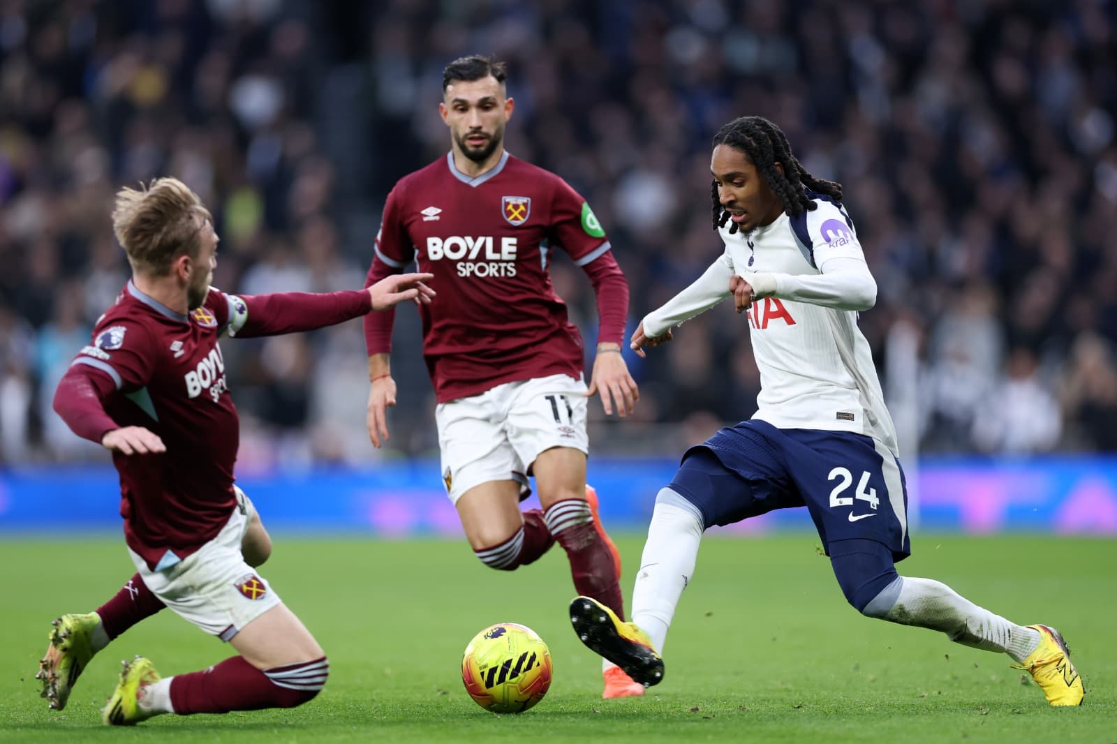 Bowen e Castellanos marcam jogador do Tottenham