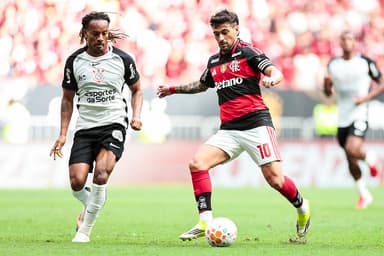 Arrascaeta divide com Carrillo em Flamengo x Corinthians