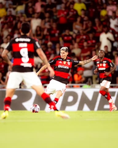 Ayrton Lucas em campo contra o Sampaio Correa