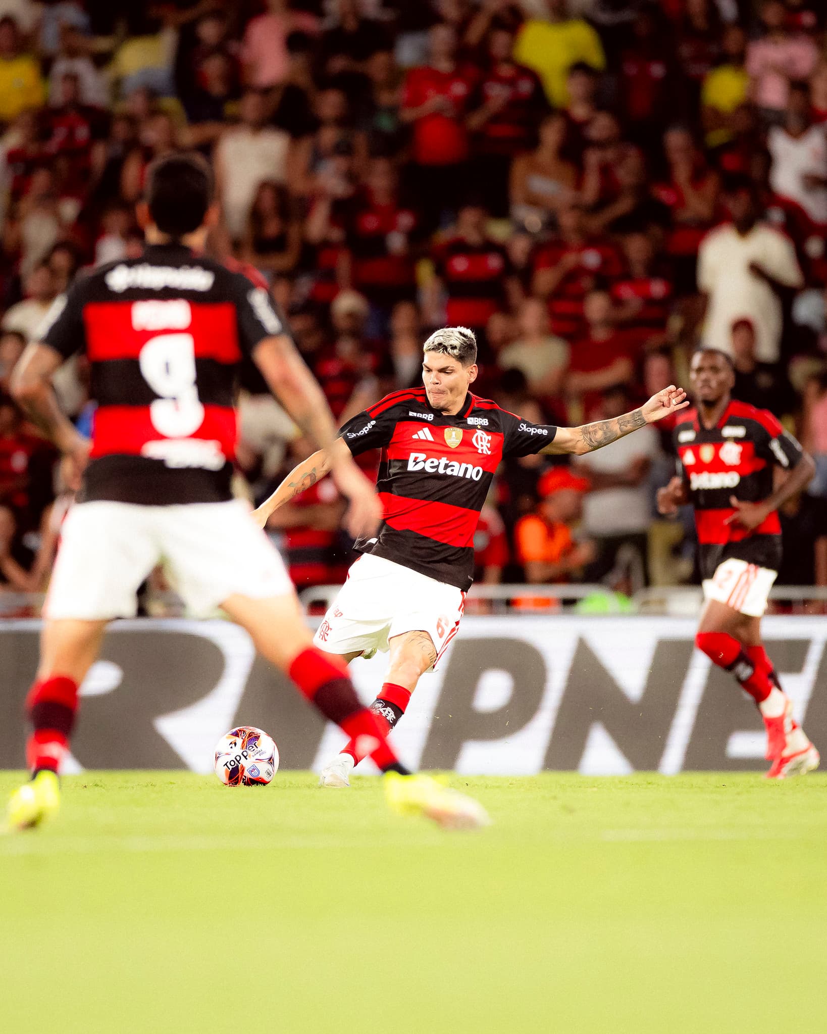 Ayrton Lucas em campo contra o Sampaio Correa