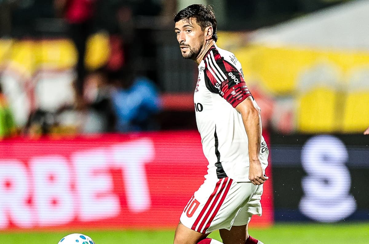 Rodrigo Mattos detonou atuação de Arrascaeta contra o Vitória