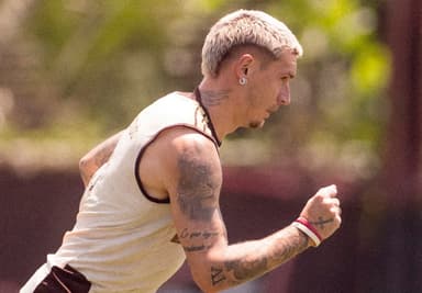 Varela corre durante treino do Flamengo