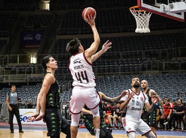 Negrete chuta para cesta em FlaBasquete x Bauru, pelo NBB, no Maracanãzinho